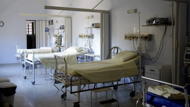 Ο τραυματιοφορέας του Ιπποκράτειου που αρνήθηκε τη βοήθεια σε ηλικιωμένο, η συγγνώμη του Αδωνι και το πρόβλημα του ΕΣΥ