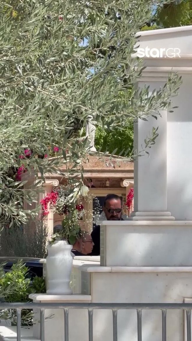 Βάσω Μαζωνάκη στους θαυμαστές του αδερφού της στο μνήμα του: "Δώστε μου λίγο χρόνο να μείνω μόνη μου"