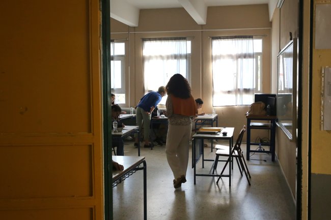 Πανελλήνιες 2026: Σε ποιες σχολές θα πέσουν οι βάσεις - Αγωνία μετά το Βατερλώ σε Μαθηματικά, Αρχαία, Ιστορία