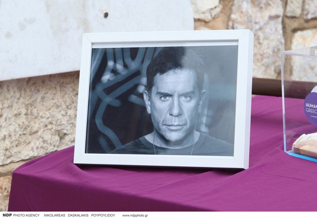 Ο Γιώργος Μαζωνάκης γύρισε στην παλιά του γειτονιά: Το μεσημέρι το τελευταίο "αντίο", χιλιάδες κόσμου στο λαϊκό προσκύνημα