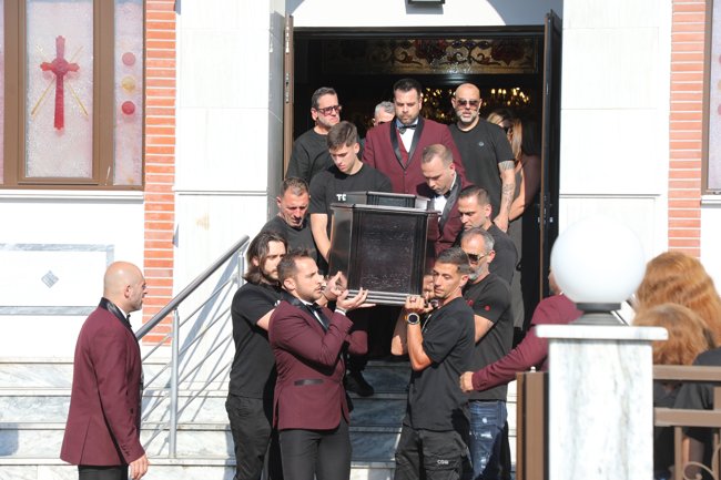 Παρασκευάς Άντζας: Βαρύ πένθος στην κηδεία του στη Δράμα - Συντετριμμένοι η οικογένεια και οι παλιοί συμπαίκτες του [εικόνες]