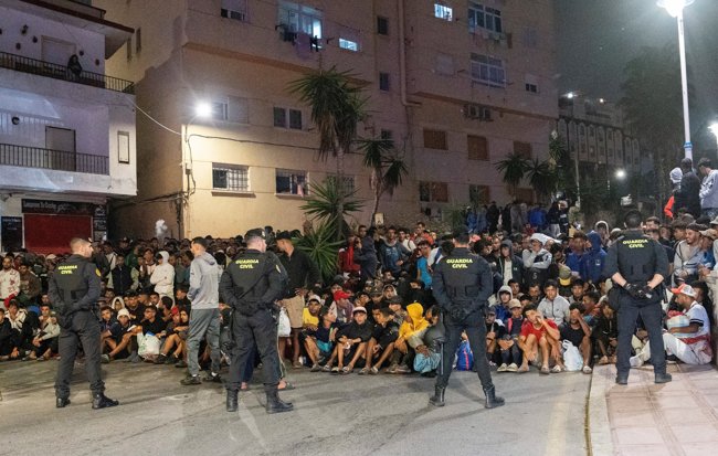 Επιχείρηση "σκούπα" στη Θέουτα: Χιλιάδες μετανάστες στους δρόμους και επεισόδια με αστυνομία και στρατό [βίντεο]