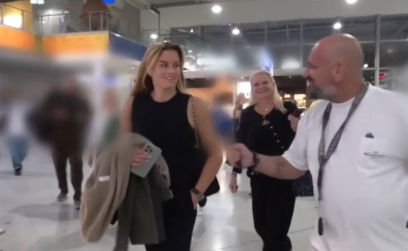 Ετοιμασίες γάμου για την Σάκκαρη: Η casual εμφάνιση στο αεροδρόμιο & οι δηλώσεις για τον γάμο με τον Μητσοτάκη