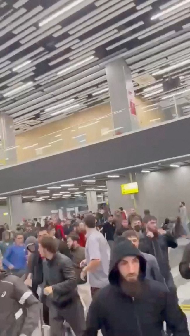 Εφιαλτικές στιγμές για επιβάτες αεροπλάνου στο Νταγκεστάν - Οχλος μουσουλμάνων έψαχνε Εβραίους φωνάζοντας "Αλλάχου Άκμπαρ"