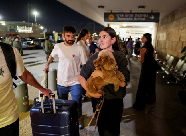 Πτήση Flydubai: Η εικόνα που προκάλεσε αντιδράσεις - Νοσοκόμα από τη Σαουδική Αραβία προσφέρει φροντίδα σε Ισραηλινή επιβάτιδα