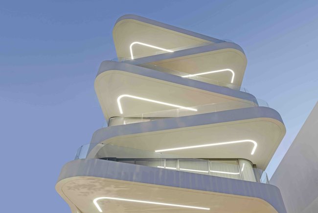 Δύο εντυπωσιακές, design πολυκατοικίες στη Γλυφάδα
