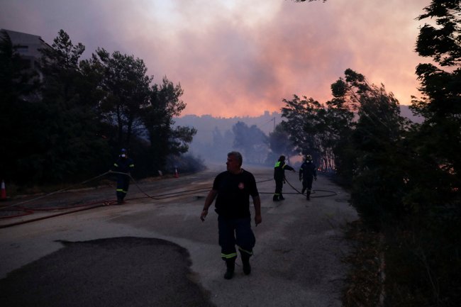 Φωτιά στην Πεντέλη: 10+1 συγκλονιστικές φωτό του Reuters από την πύρινη κόλαση στην Αττική