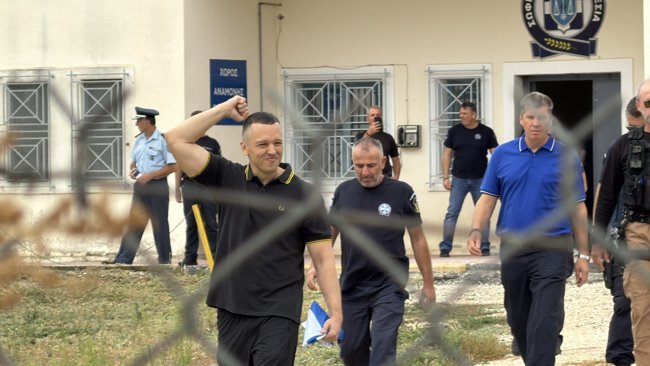 "Λαϊκή" υποδοχή στον Κασιδιάρη έξω από τις φυλακές Δομοκού - "Επιστρέφω στην πρώτη γραμμή", είπε μόλις βγήκε
