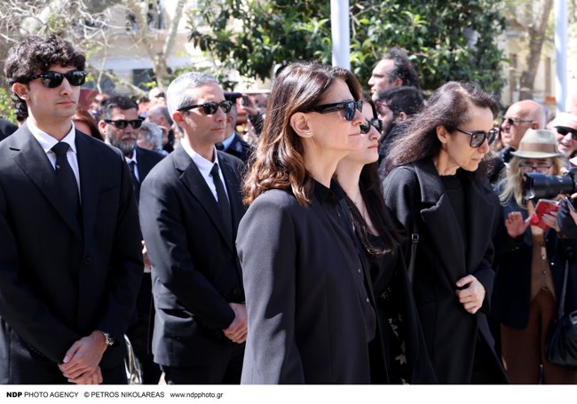 Ετσι τίμησαν τη Μαρινέλλα οι δικοί της μετά την ταφή - Το "πάρτι" με τραγούδια και μνήμες στο σπίτι στην Κηφισιά