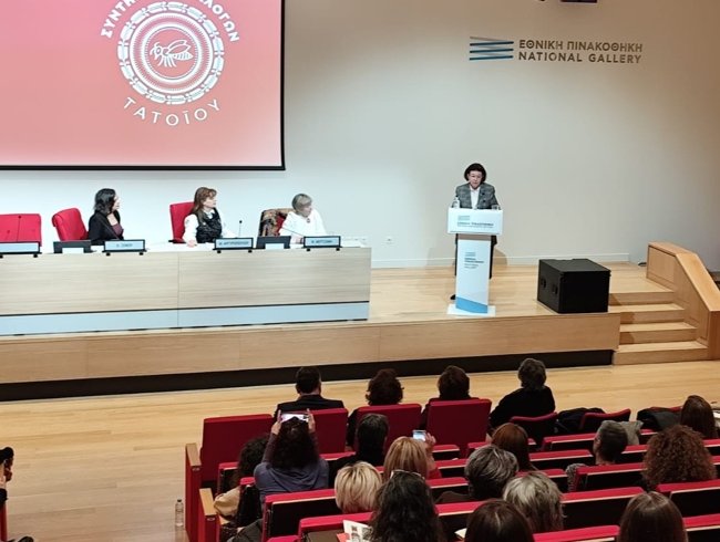 Η Υπουργός Πολιτισμού Λίνα Μενδώνη στις εργασίες της Ημερίδας Συντήρηση της Συλλογής Τατοϊου