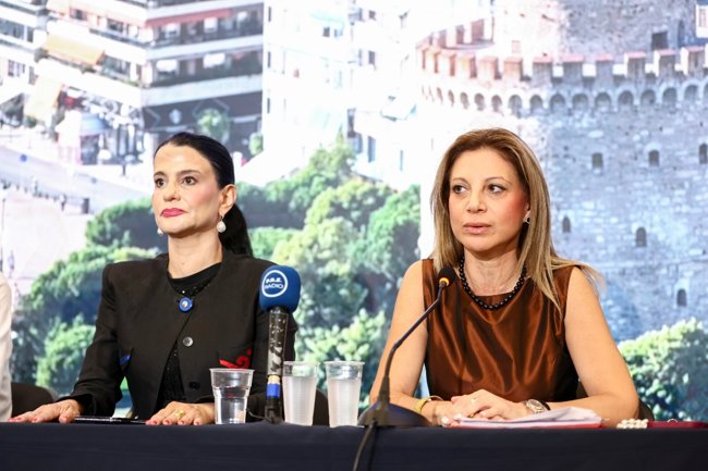 Καρυστιανού από ΔΕΘ: Η αμφιβολία για τις δημοσκοπήσεις, η απάντηση στο "Αριστερά ή Δεξιά" και τα "καρφιά" σε Ρέμο