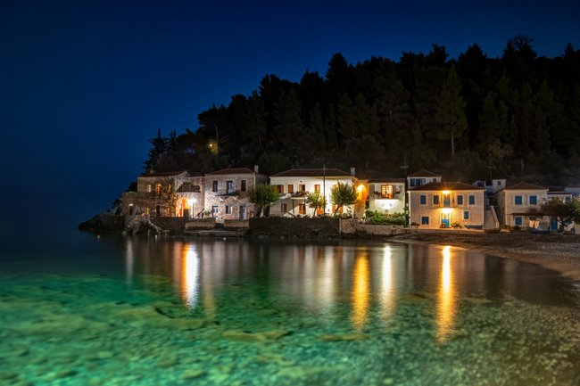 Το κρυφό παραθαλάσσιο στολίδι της Πελοποννήσου που μαγεύει τους επισκέπτες -Κρυστάλλινα νερά, ανέγγιχτη φύση, χαλάρωση
