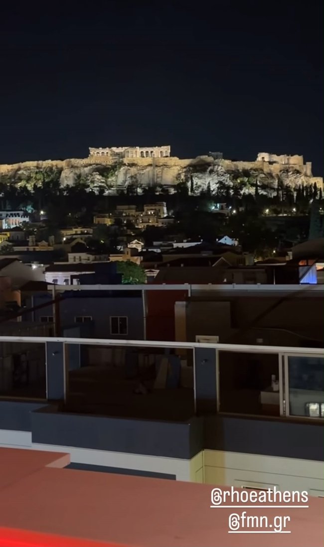 Φαίη Σκορδά: Καλοκαιρινή βραδιά με δείπνο με θέα την Ακρόπολη