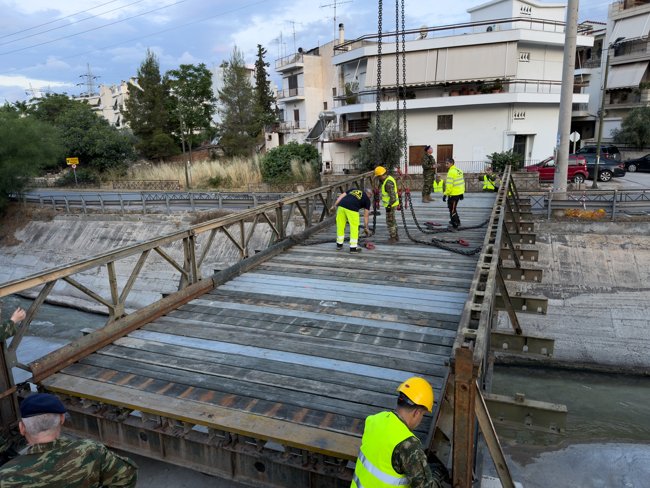 Οι Ενοπλες Δυνάμεις και ο Δήμος Νέας Φιλαδέλφειας έστησαν πεζογέφυρα μέσα στη νύχτα στον Κηφισό [εικόνες]