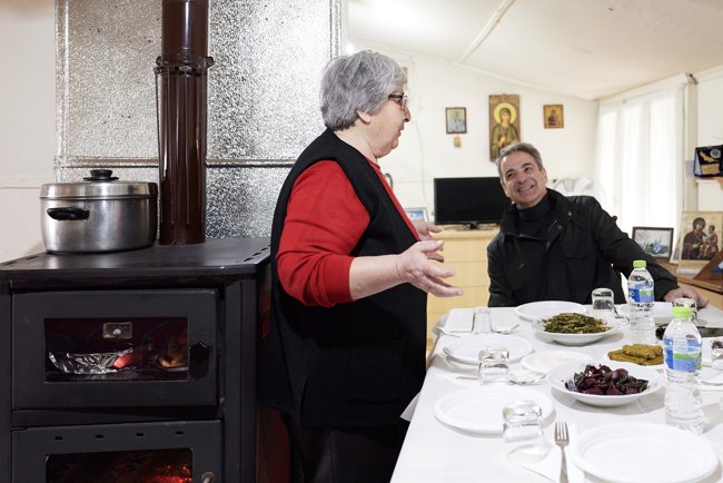 Στην καλύβα της "κυράς του Δέλτα" ο Μητσοτάκης: Το στρωμένο τραπέζι με σαρακοστιανά, χαμόγελα και αγκαλιές