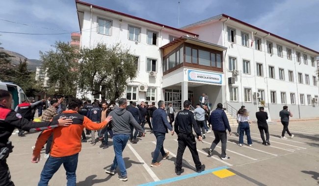 Μακελειό στην Τουρκία: Στους 9 οι νεκροί - Γιος πρώην αστυνομικού ο 14χρονος δράστης - Πήδαγαν από τα παράθυρα οι μαθητές