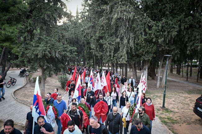 Πρωτομαγιά: Η πρώτη κατάθεση στεφάνων στο Σκοπευτήριο Καισαριανής από συνδικάτα και φορείς - Μεγάλη πομπή [βίντεο]