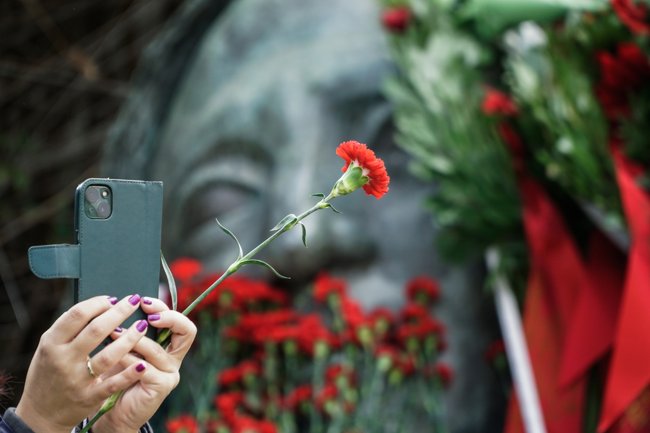 Σε ποιον ανήκει η διάσημη κεφαλή στο προαύλιο του Πολυτεχνείου - Δεν έχει σχέση με την εξέγερση του 1973