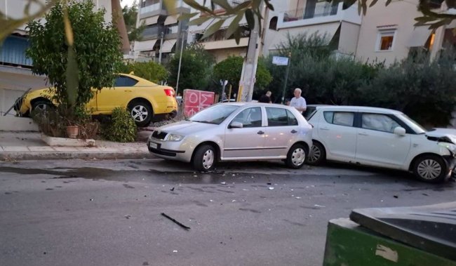 Τροχαίο στην Ηλιούπολη: Ταξί συγκρούστηκε με κλεμμένο ΙΧ και κατέληξε σε αυλή σπιτιού - Τράπηκε σε φυγή ο οδηγός [εικόνες]