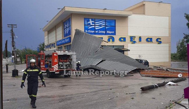 Φθιώτιδα: Σαρωτικό μπουρίνι σήκωσε σκεπές και τις έριξε πάνω σε αυτοκίνητα [εικόνες - βίντεο]