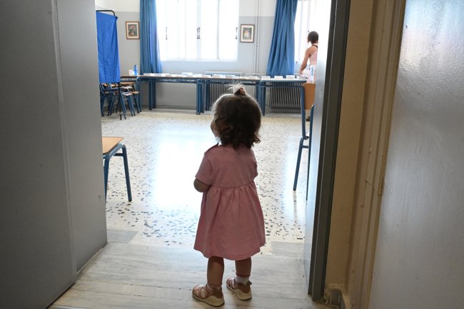 Ευρωεκλογές 2024: Φωτογραφικά κλικ από τα εκλογικά κέντρα - Ολοι όσοι έκλεψαν την παράσταση