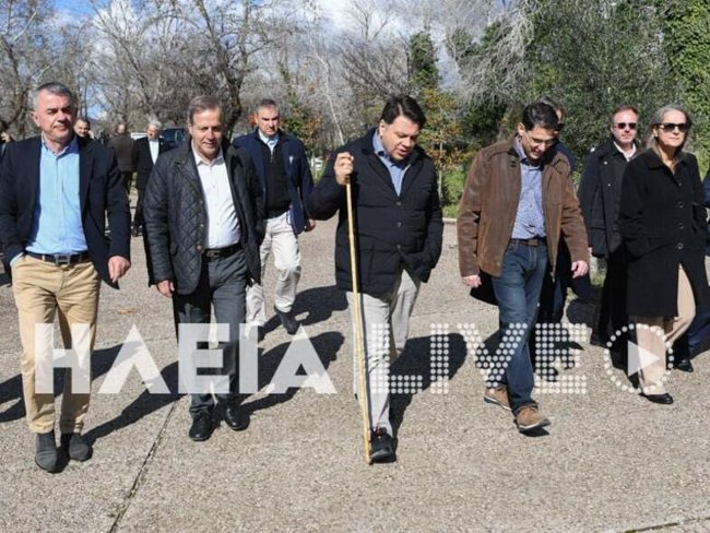 Με... γκλίτσα ο πρέσβης των ΗΠΑ Τζορτζ Τσούνης στην Αρχαία Ολυμπία [εικόνες]