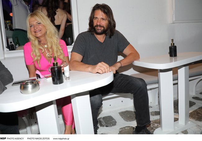 Με total pink Barbie look και τον Χολέβα αγκαλιά στη Μύκονο η Μαρίνα Πατούλη
