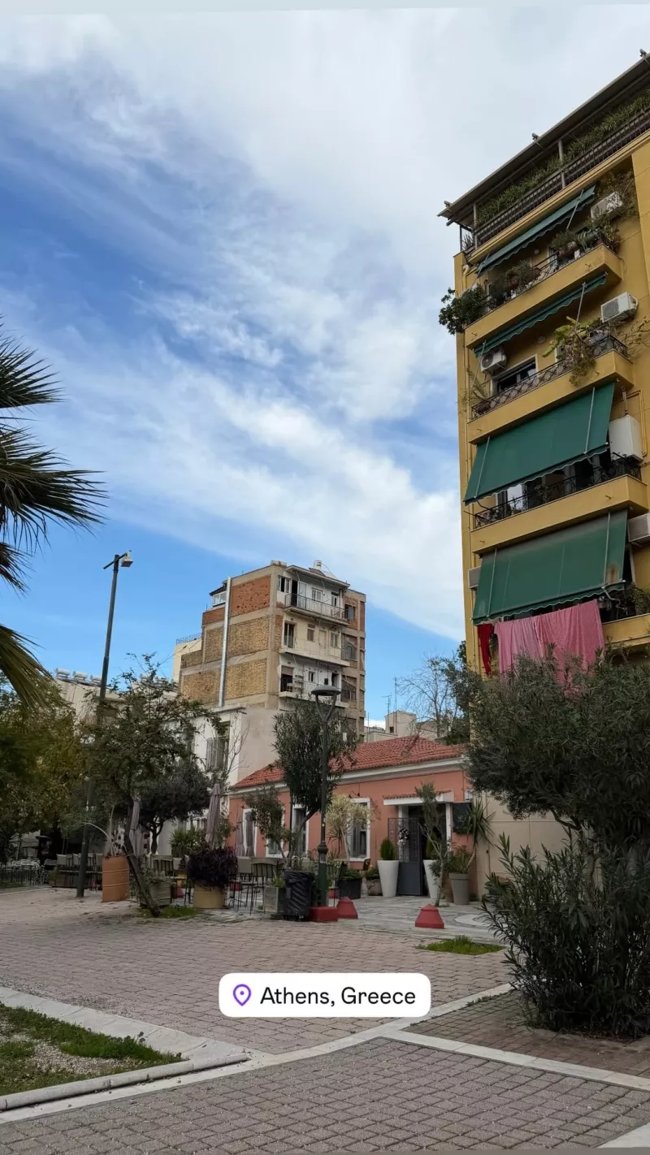 Στην Αθήνα η Έμιλι Ραταϊκόφσκι: Απολαμβάνει γεύσεις και στιγμές της πρωτεύουσας στο πλευρό του Ρομέν Γαβρά