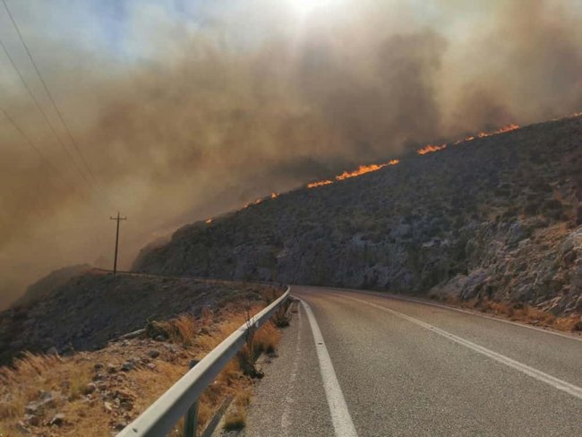 Φωτιά στην Κάλυμνο: Οι ισχυροί άνεμοι δημιουργούν εφιαλτικό σκηνικό - Ενεργοποιήθηκε και το 112 [εικόνες]