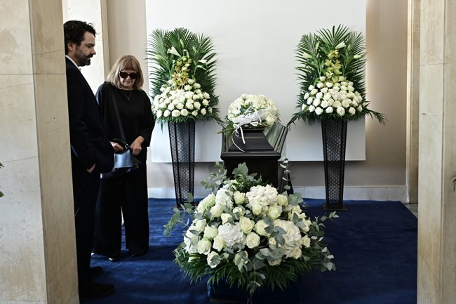 Μαργαρίτα Παπανδρέου: Συγκίνηση στο Α' Νεκροταφείο - Με δάκρυα ο επικήδειος της εγγονής της - "Για μένα ήσουν η γιαγιά μου"