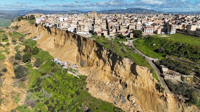 Κατολίσθηση στη Σικελία αφήνει μια πόλη στο χείλος του γκρεμού: Σπίτια κρέμονται σε μήκος τεσσάρων χλμ