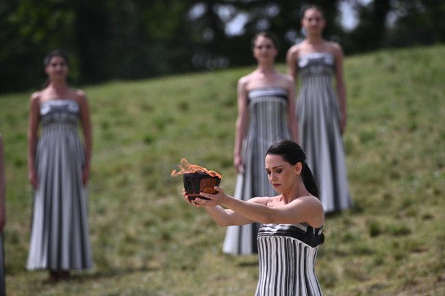 Η Ολυμπιακή Φλόγα ξεκινάει το ταξίδι της για το Παρίσι - Όλα όσα έγιναν στην τελετή αφής στην Αρχαία Ολυμπία [εικόνες - βίντεο]