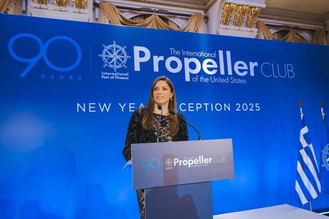 Δανάη Μπεζαντάκου Propeller 3