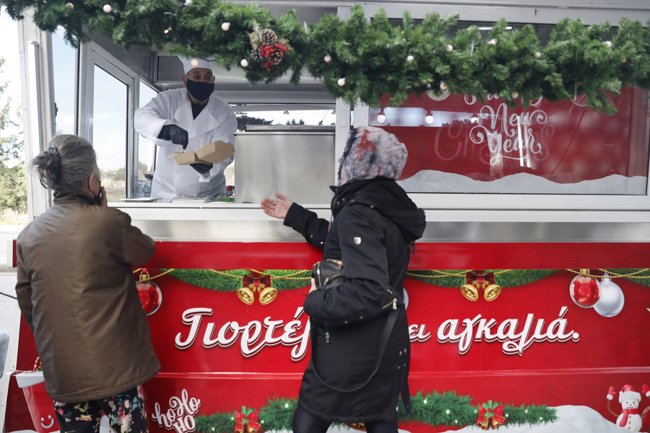"Γιορτές σημαίνει αγκαλιά": Δωρεάν φαγητό τις γιορτές από καντίνα που θα σταθμεύει σε γειτονιές