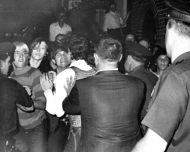 28 Ιουνίου 1969: Η νύχτα του Stonewall που άλλαξε την ιστορία - Από την καταστολή στη διεκδίκηση δικαιωμάτων