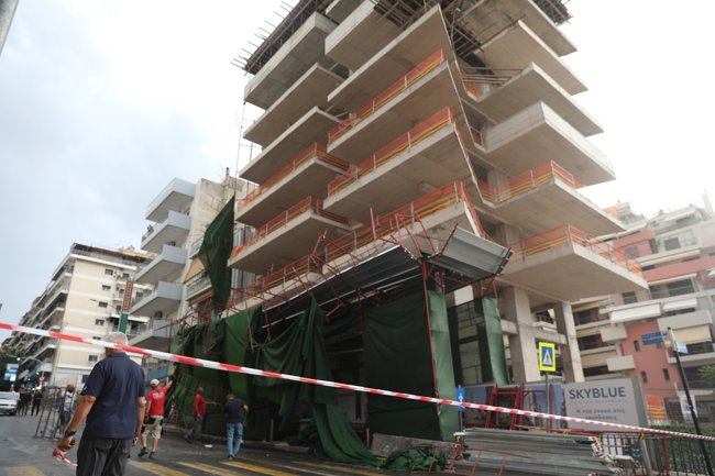 Σοβαρά προβλήματα από την κακοκαιρία στην Αθήνα: Έπεσε σκαλωσιά στον Πειραιά, ξεριζώθηκαν δέντρα - Εκλεισε η Πειραιώς [βίντεο - εικόνες]