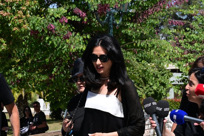 Κηδεία Νίκου Γαλανού: Συντετριμμένες η τελευταία σύντροφός Έλενα Σαγανά και η πρώην αρραβωνιαστικιά Κάτια Δανδουλάκη