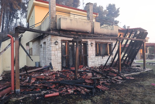 Φωτιά Χαλκιδική: Σε 2,5 ώρες κάλυψε απόσταση 3 χλμ. - Κάηκαν σπίτια, τραυματίστηκαν πυροσβέστες - Δραματικές εκκενώσεις