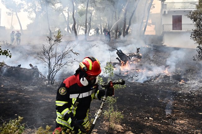 Φωτιά στη Δυτική Αττική: Ολονύκτια μάχη με τις διάσπαρτες εστίες - Στάχτη το 42% των δασών του λεκανοπεδίου την τελευταία 10ετία