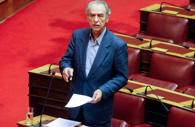 Δημήτρης Κουτσούμπας: Με ένα γαρύφαλλο στη Βουλή για τον Σπύρο Χαλβατζή