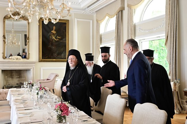 Θερμή υποδοχή στο "Παλλάς" για τον Οικουμενικό Πατριάρχη Βαρθολομαίο - Ασφυκτικά γεμάτο το θέατρο [βίντεο]