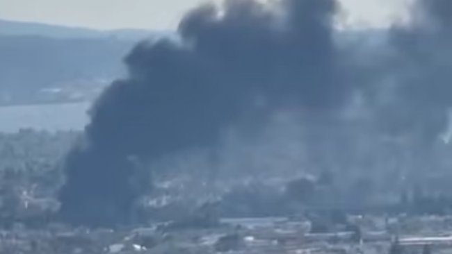 Φωτιά στην Πάτρα: Ήχησε το 112 στους κατοίκους - Επικίνδυνοι καπνοί από το παλιό εργοστάσιο της Pirelli