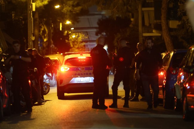 Έληξε η ομηρία στη Νίκαια: Συνελήφθη ο 49χρονος που κρατούσε τη σύντροφό του μέσα στο σπίτι - Η στιγμή της σύλληψης [βίντεο]