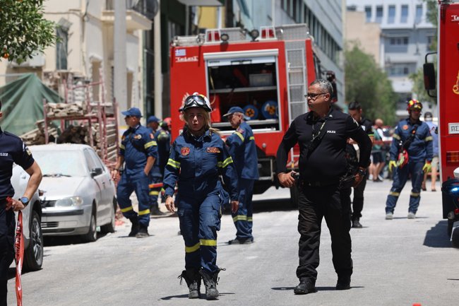 Συναγερμός στα Πετράλωνα για κατάρρευση πολυκατοικίας - Κομφούζιο για το αν υπήρχαν εγκλωβισμένοι [βίντεο]
