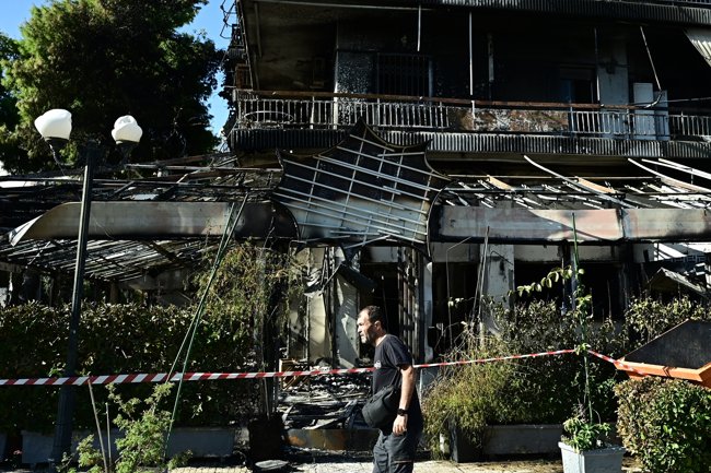 Έκαψαν την "αμαρτωλή" καφετέρια στη Νέα Ιωνία με θύματα τους "από πάνω" - Δραματικές σκηνές με 10χρονη και έγκυο γυναίκα