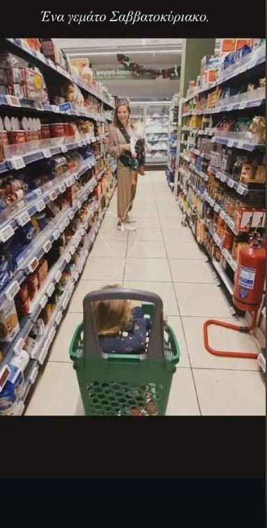 Η Εριέττα Κούρκουλου Λάτση για αγορές στο σούπερ μάρκετ - Μαζί με τους γιους της