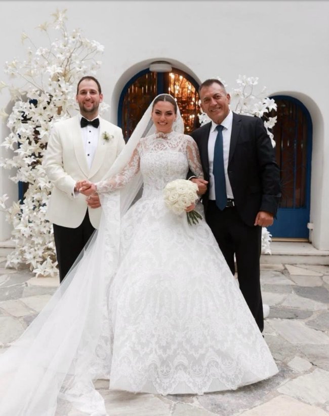 Παντρεύτηκε η κόρη του Γιάννη Βρούτση, Νίκη - Η πριγκιπική εμφάνιση της νύφης [εικόνες]