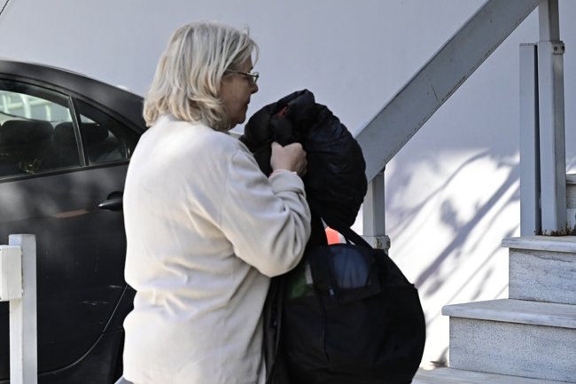 Χ.Α: Παρουσιάστηκε η Ζαρούλια στο ΑΤ Πεύκης για να οδηγηθεί στη φυλακή, μαζί της η κόρη της [εικόνες - βίντεο]