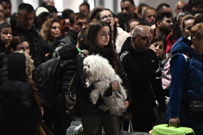 Ωρες αγωνίας στη Σαντορίνη: Νέοι σεισμοί 4,9 και 4,8 Ρίχτερ - Εγκαταλείπουν οι κάτοικοι το νησί, το αδιαχώρητο στo λιμάνι