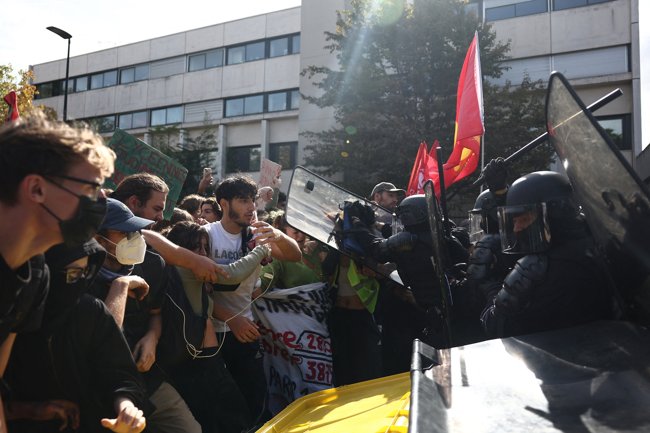 Χάος στη Γαλλία: Σοβαρά επεισόδια στις μαθητικές διαδηλώσεις - Πάνω από 440 συλλήψεις και 76 τραυματίες